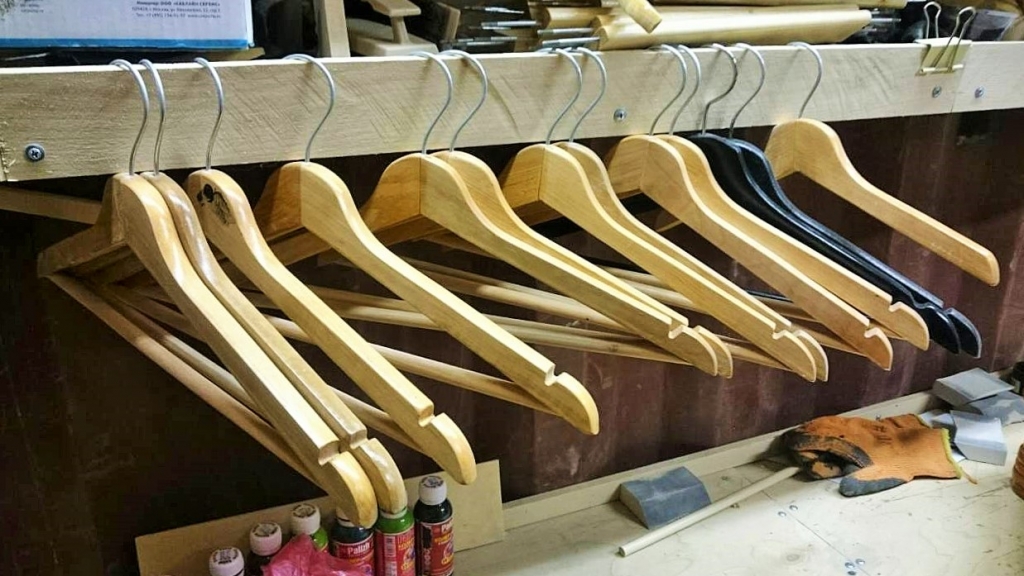 Изготовление, производство плечиков из дерева