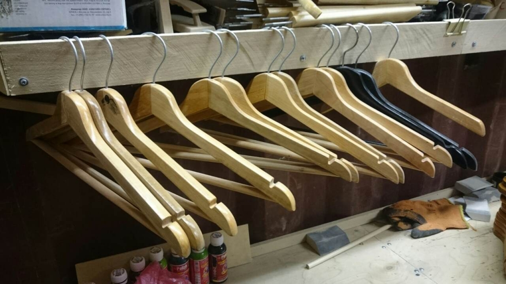 Мы сами производим деревянные плечики для одежды
